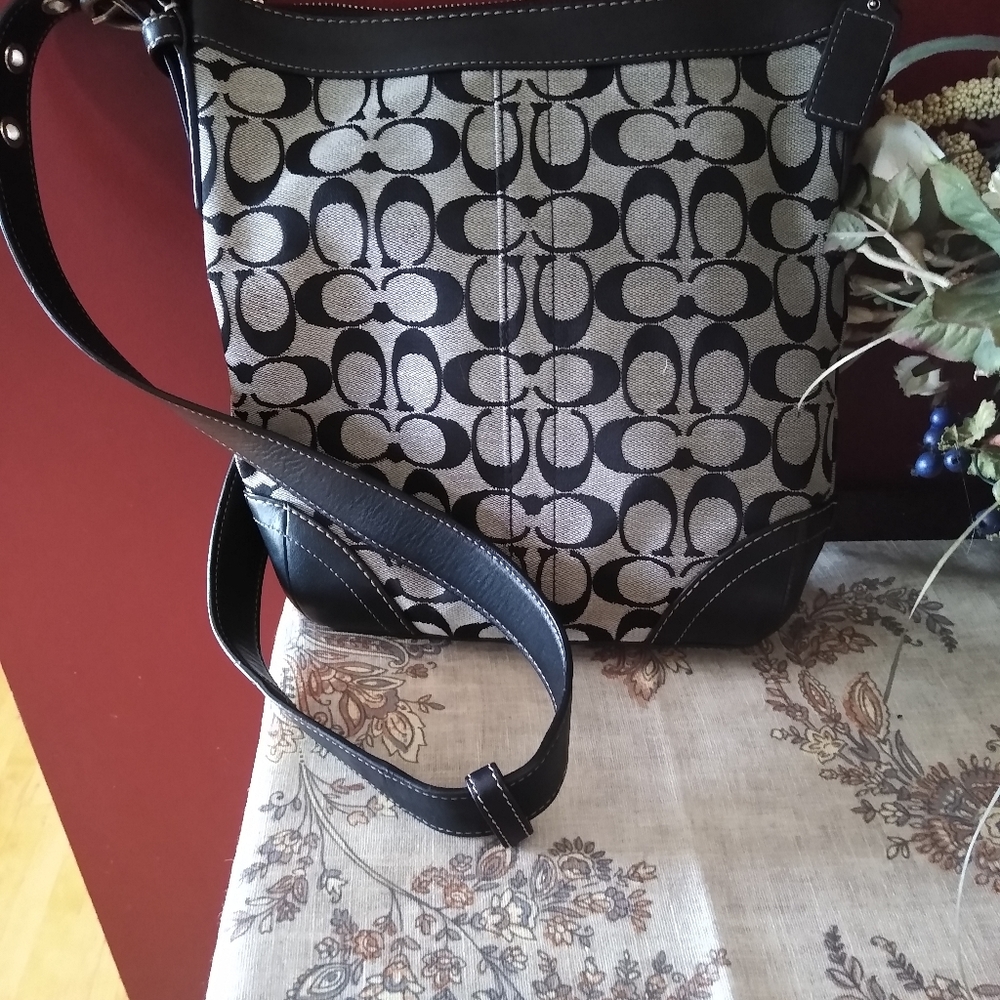 Gorgeous Coach Black and White Signature Medium Crossbody Bag - Picture 2 of 9